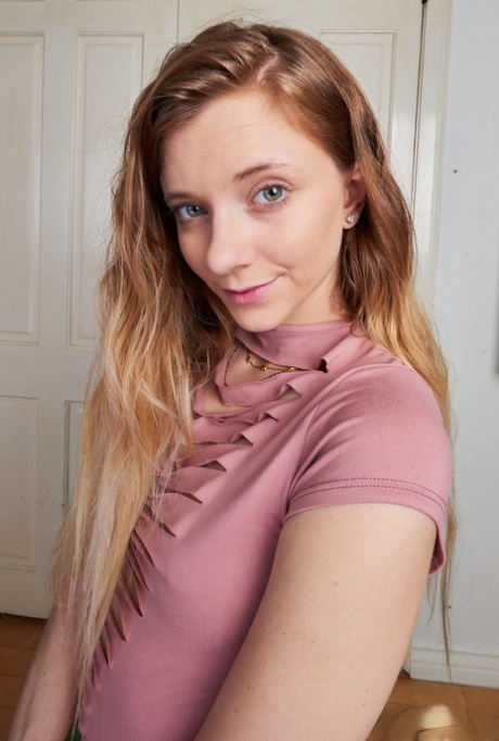 American teen Riley Star displays her feet, round ass & meaty pussy up close